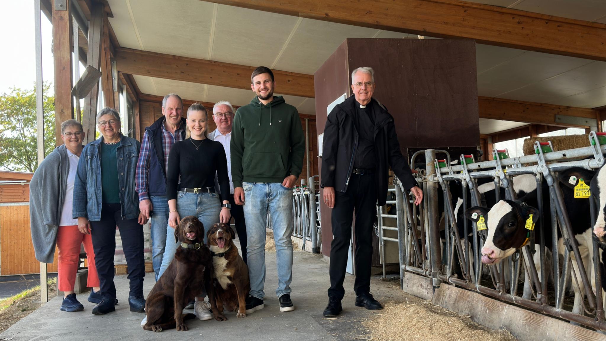 Besuch Meuteshof: (vlnr) Birgit Nober, Marina Meutes, Peter Meutes, Lisa Nober mit den Hofhündinnen Maya und Luna, Johannes Eiswirth, Stefan Meutes und Weihbischof Peters