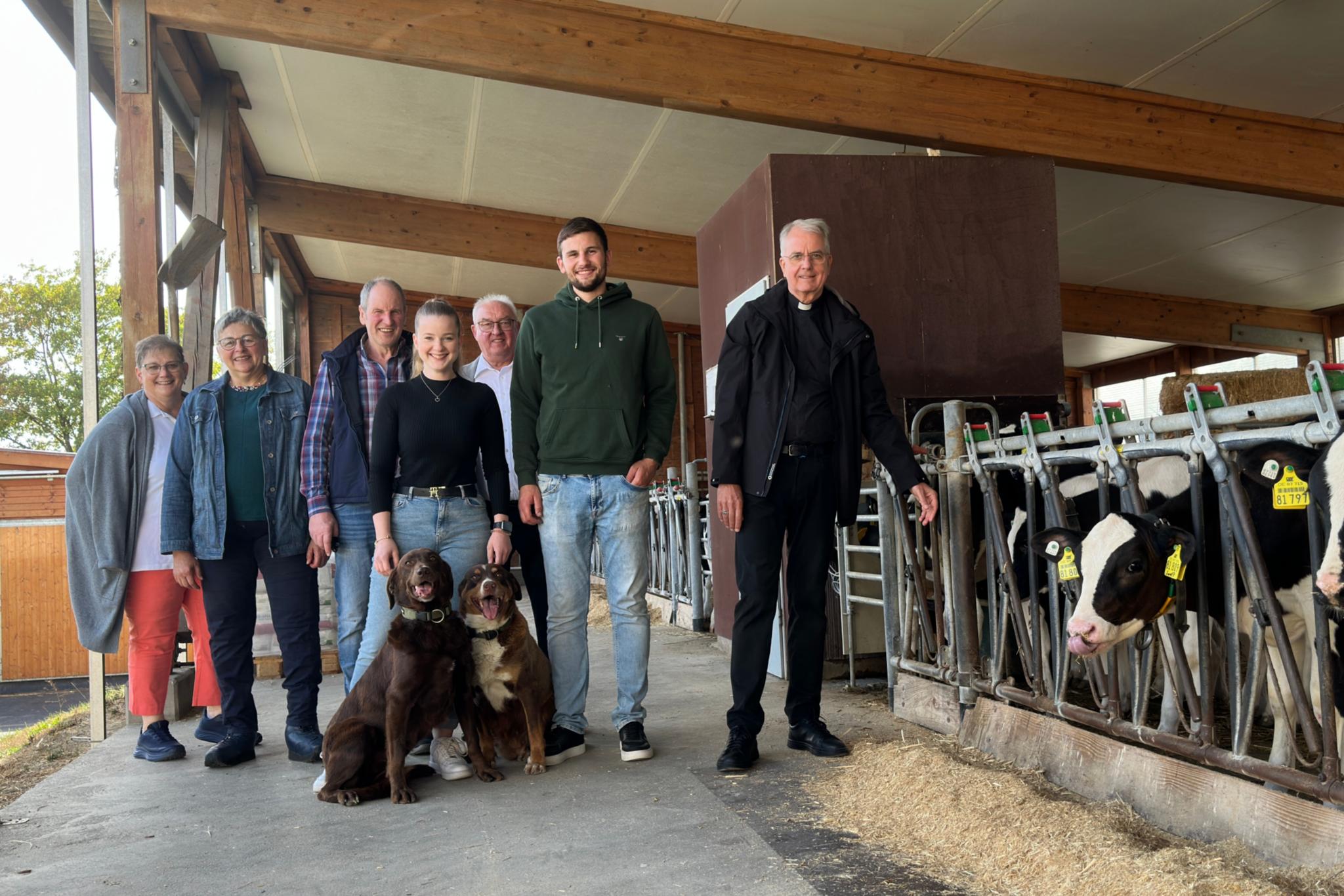 Besuch Meuteshof: (vlnr) Birgit Nober, Marina Meutes, Peter Meutes, Lisa Nober mit den Hofhündinnen Maya und Luna, Johannes Eiswirth, Stefan Meutes und Weihbischof Peters