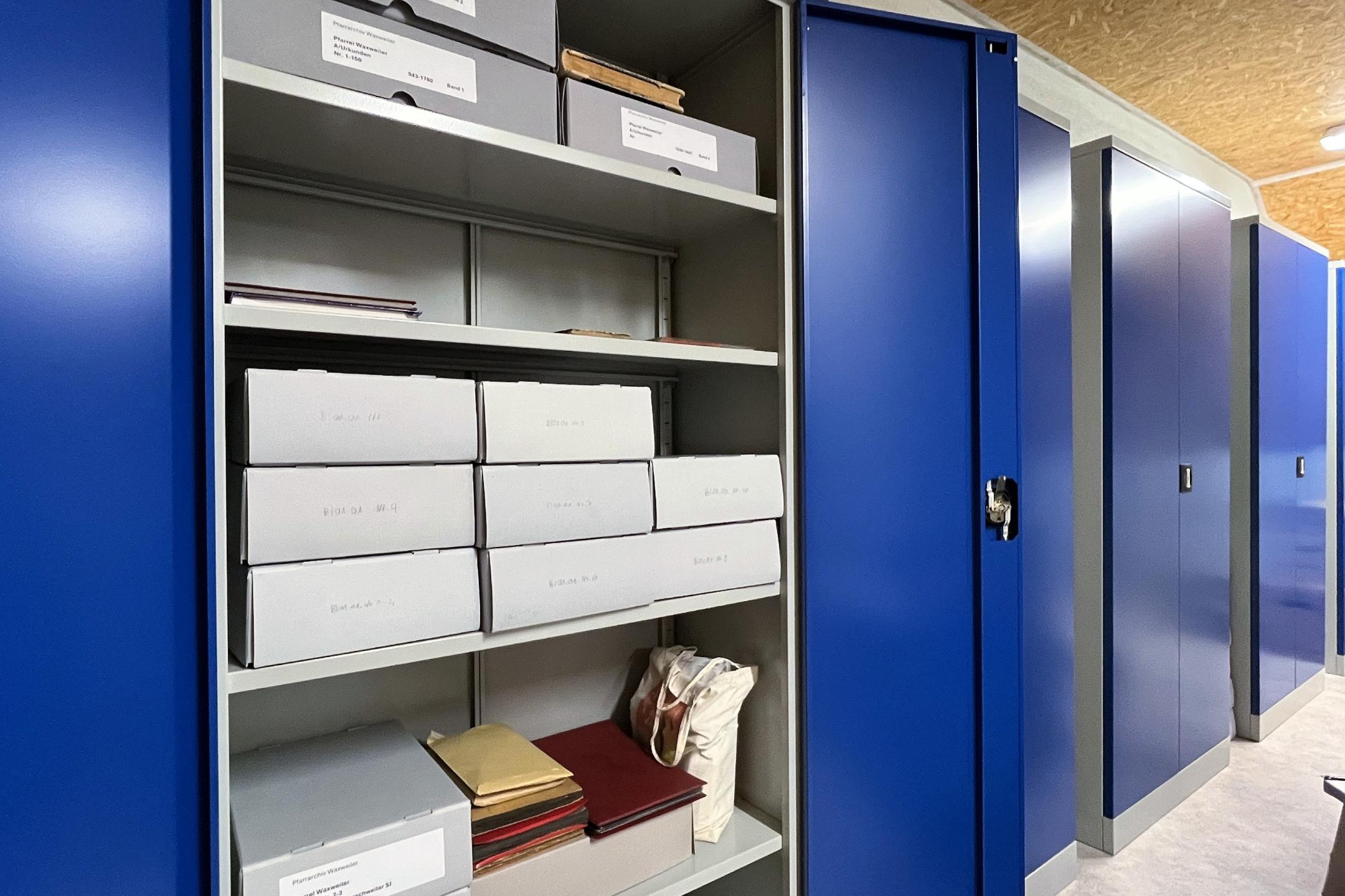 Die neuen Regale beinhalten säurefreie Archivkartons, in denen die verzeichneten Unterlagen nachhaltig gelagert werden.