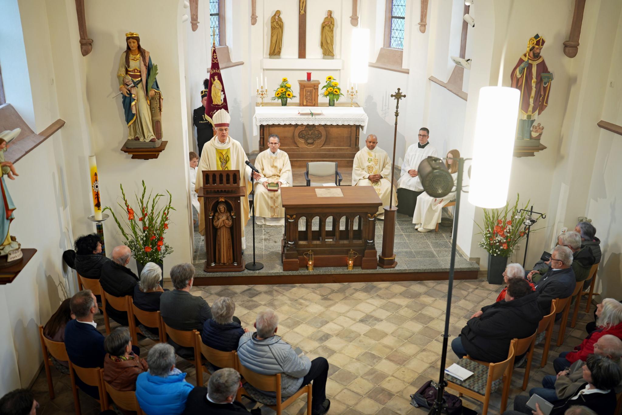 Weihbischof Jörg Michael Peters predigt im Gottesdienst zur Wiedereröffnung der St.-Barbara-Kirche am neuen Ambo