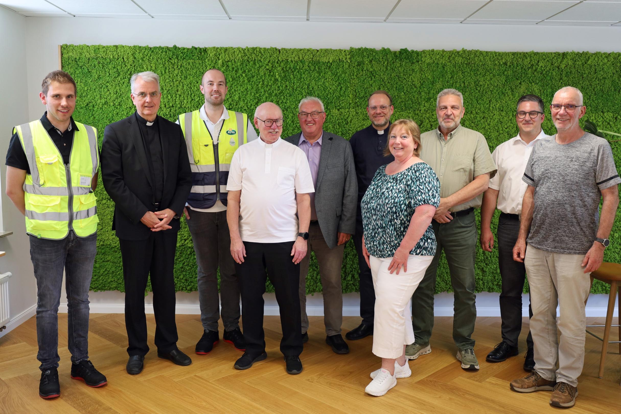 Eine Gruppe Mitarbeitende des Pastoralen Raums Prüm rund um Weihbischof Peters mit David Fußmann (link) und Andreas Schreiber (3.v.l.)