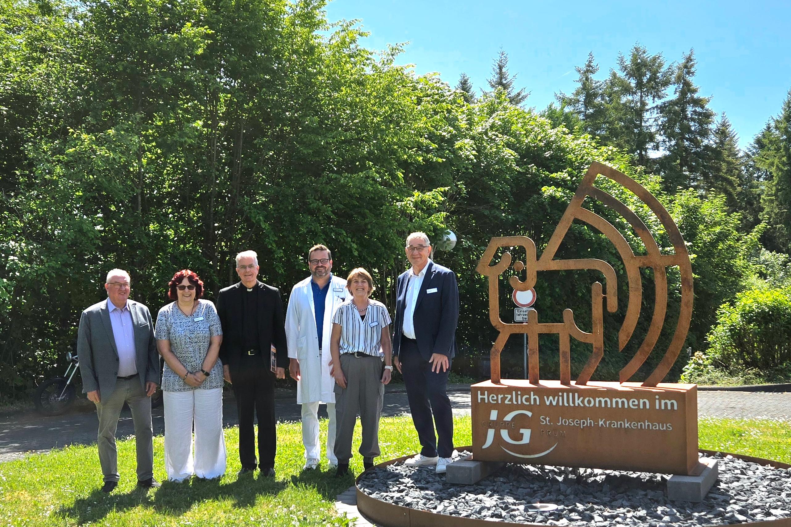 Besuch im Krankenhaus Prüm: (v.l.n.r.) Johannes Eiswirth, Monique Heinzen (MAV), Weihbischof Peters, Dr. Christian Elsen (ärztlicher Direktor), Rita Gast (Pflegedirektorin), Michael Wilke (Geschäftsführer)